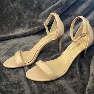 Old Navy cream heels size 9